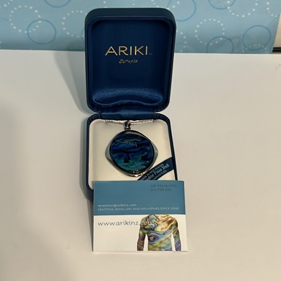 Ariki Paua Shell Palladium Plate Necklace & Pendant from New Zealand - Picture 3 of 9